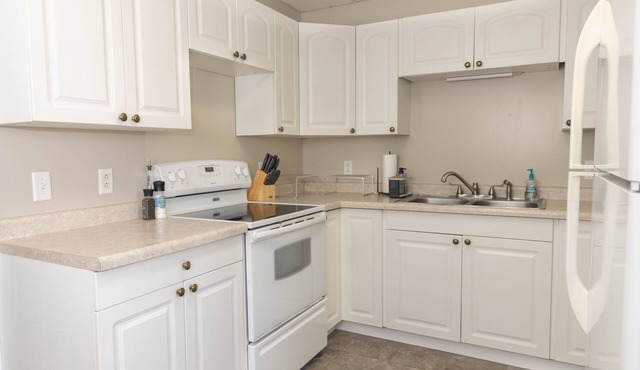 Central Location! Cozy 4BR + Backyard | Smart TV