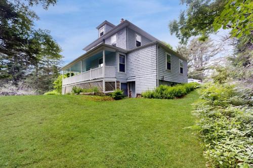 Century-old oceanfront home with wraparound porch - walk downtown, dogs OK