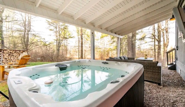Chalet w/Cedar SAUNA, HOT TUB, Outdoor TV and POOL nearby!