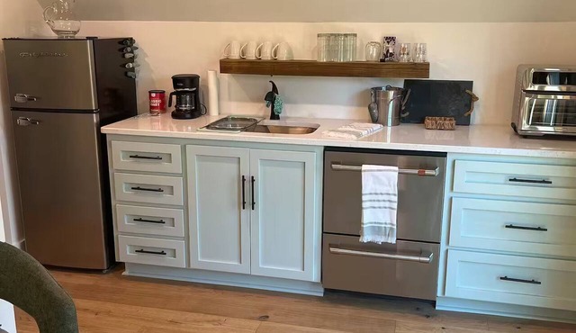 Charming 1-bedroom garage apartment with AC in Seneca