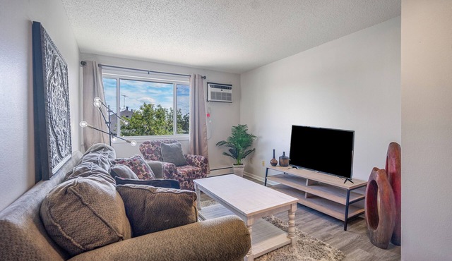 Charming 2-bedroom apartment near SCSU with WiFi, AC in delightful St. Cloud!