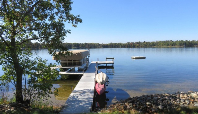 Charming 2-bedroom barn loft with AC on enchanting Ponto Lake near Backus