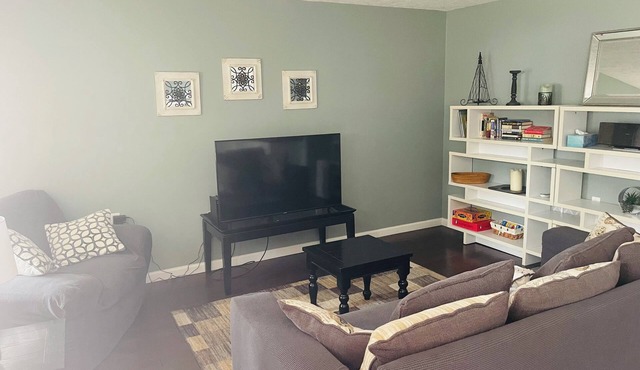 Charming 2-bedroom cottage with WiFi, AC in fabulous Elk Rapids in Elk Rapids