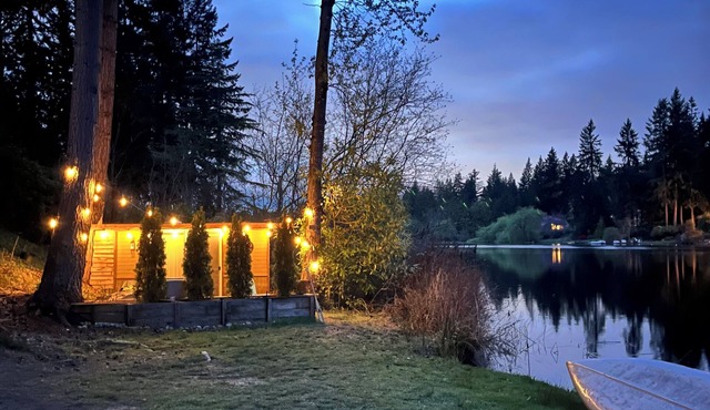 Charming 2-bedroom cabin on the Lake with shower kayaking, fishing, breakfast