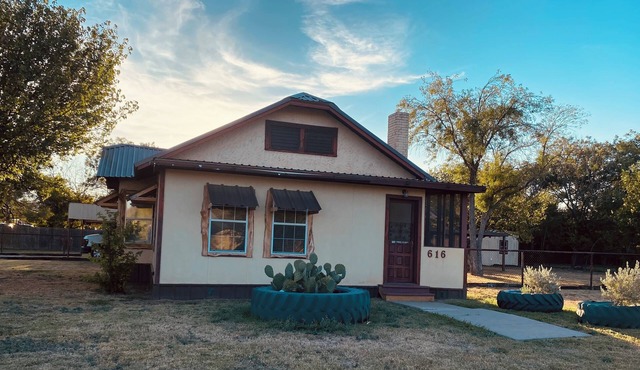 Charming 2-bedroom house in Coleman with AC and WiFi. Sleeps 6 & no pets.