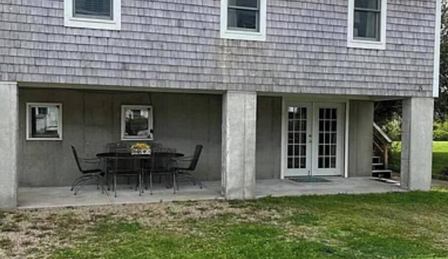 Charming 2-bedroom house in Mattapoisett 2 minute walk to the beach, WiFi, AC