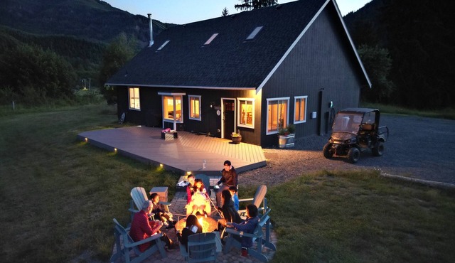Charming 2BR Farmhouse Amazing View of Mt. Rainier - Family Friendly + Game Barn