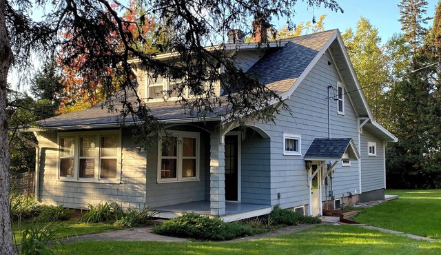 Charming 3-bedroom house within walking distance to the beaches