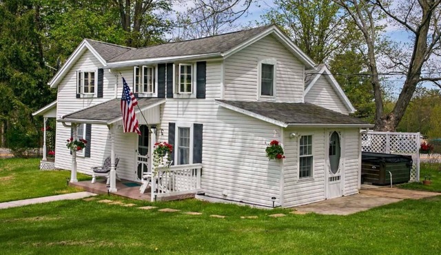 Charming 3-bedroom farmhouse with AC in quaint Hammondsport