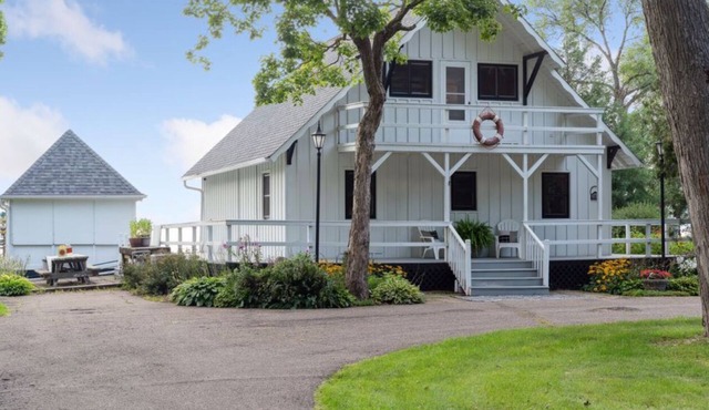 Charming 3 Bedroom lakehome steps from the beach!