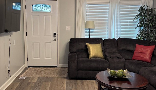 Charming 3-bedroom house with WiFi. Centrally located near Hampton Coliseum.