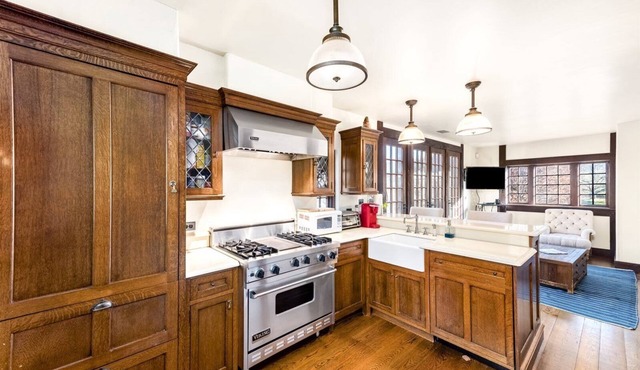 Charming 4-bedroom cottage Steps From East Beach