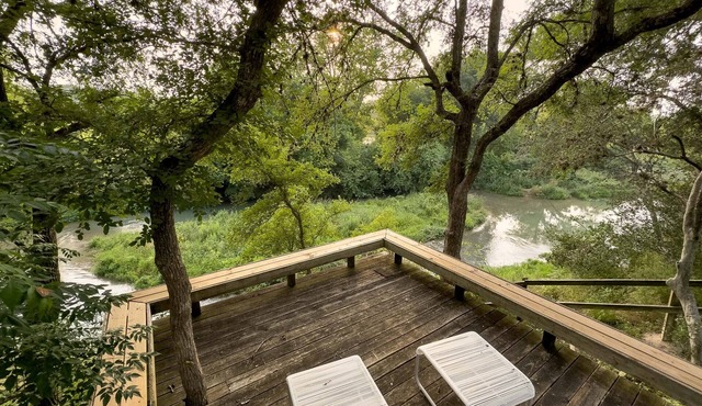 Charming 4-bedroom house on the river in Martindale