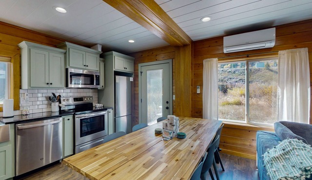 Charming container home steps from the slopes with W/D, gear storage, & mtn view