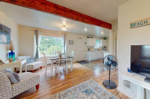 Charming dog-friendly cottage withprivate gas grill free WiFi yard and firepit