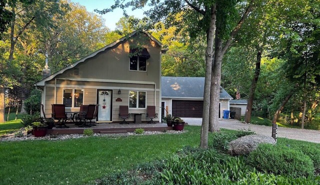 Charming Lakes Cottage in the Woods!