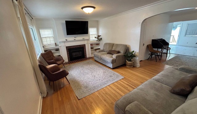 Charming, newly renovated Tudor home next to Morningside University!