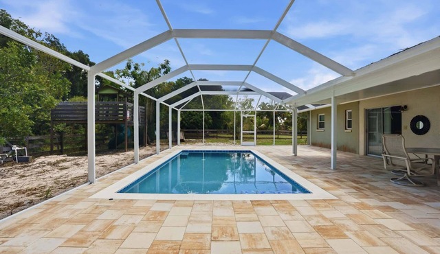 Charming Outdoor Oasis: Private Yard & BBQ