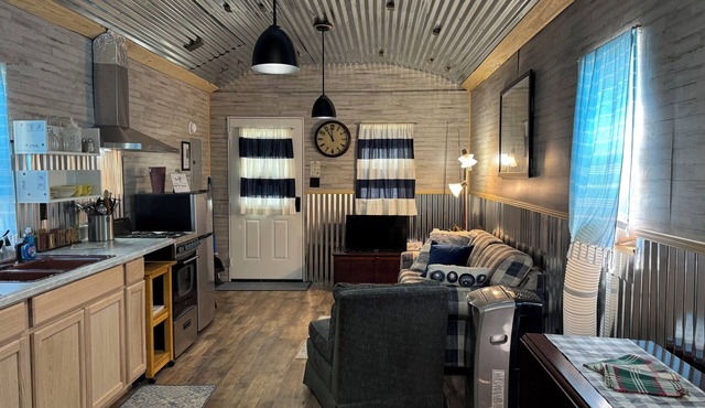 Charming tiny home in delightful Pangburn near Little Red River - pet friendly in Pangburn