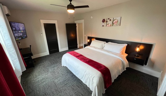 Cherry Jacuzzi Suite 🚭 @ Homestay On Main in Leitchfield