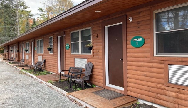 Cherry Lodge #6: Comfortable King Room Escape