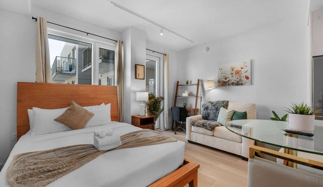 Chic Brooklyn Studio Steps to the G Train | Sleeps 3