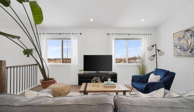 Chic & Comfortable Upper Suite w/Parking Near DTK