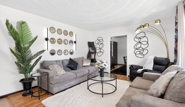 Chic & Roomy l Sleeps 6 I Prime Spot l Near Beach