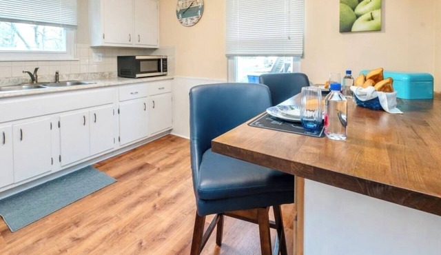 Clean, comfortable 3BR/1.5BA in Gladstone with dog-friendly fenced yard, all bedrooms/baths on the ground floor, and easy highway access. Available 5/15–7/31 in Gladstone