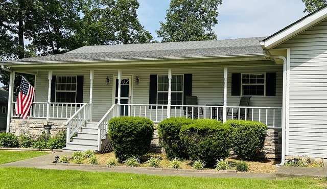 Close to Sandy Beach, and Dam Site Marina. Great home for friends and family