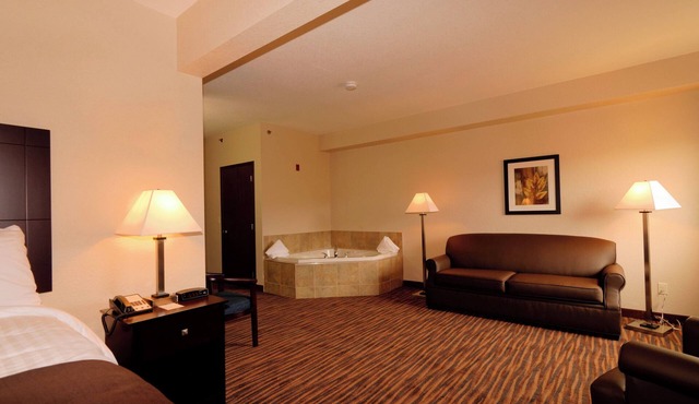 Cobblestone Inn & Suites - Denison - Oak Ridge