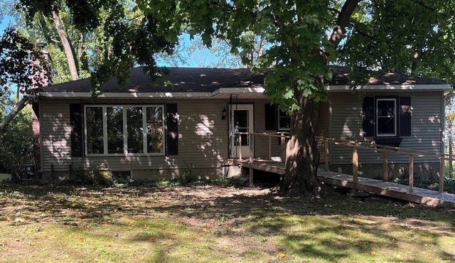 Comfortable 3-bedroom house in a wooded country setting minutes from attractions
