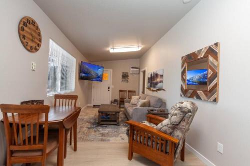 Comfortable Duplex Unit - Beautiful Lake Views