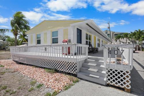 Condo located in Goodland just a short walk from great food