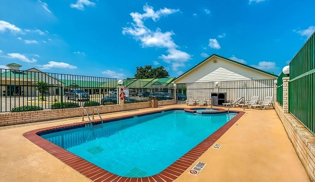 Conveniently Located Near Spoetzl Brewery! Onsite Parking, FREE Breakfast!