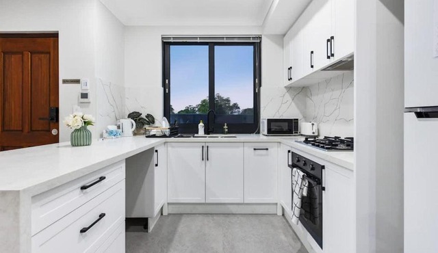 Corporate Entire House 2Walk to Curtin University