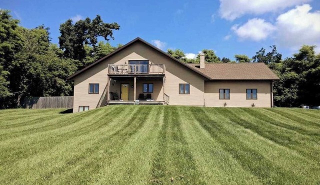 Countryside retreat with modern amenities, game room, & beautiful view