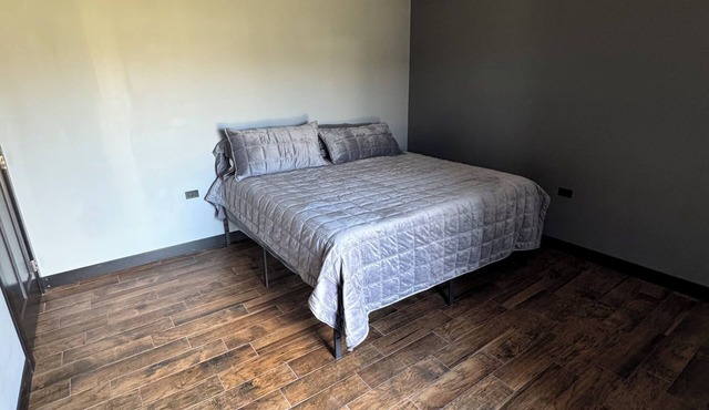 Cozy 1-bedroom cabin in beautiful Racine with AC breeze