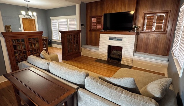 Cozy 1916 Uptown Treasure!