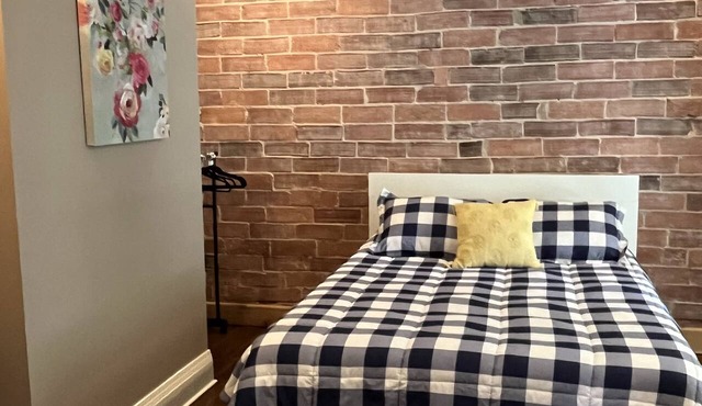 Cozy 1st Floor Downtown Apartment!