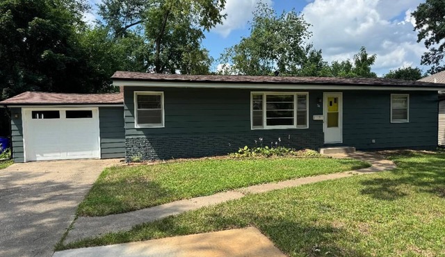 Cozy 2-bdrm home minutes from Kinnick and Melrose tailgating, AC, WiFi, parking