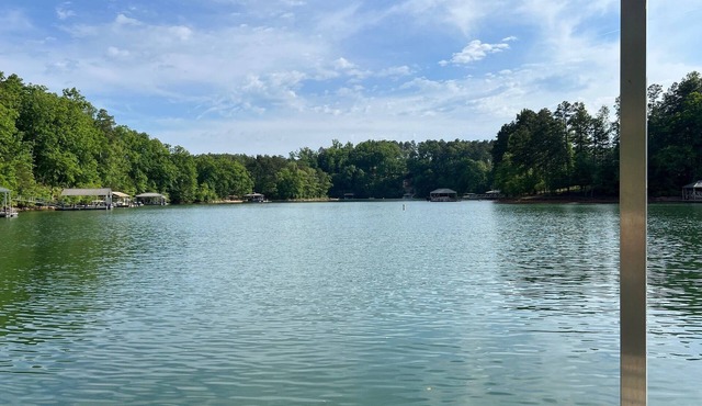 Cozy 2-bedroom house on Lake Keowee with private dock