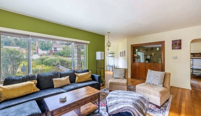 Cozy 2BR Home Near UNR with Large Deck & Parking