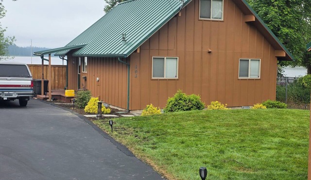 Cozy 3-bedroom cabin at serinity cove on tranquil Silver Lake with AC