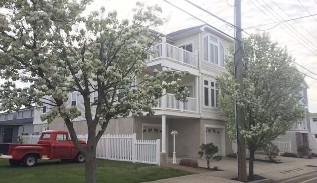 Cozy 3 bedroom condo, just 2 blocks from the boardwalk