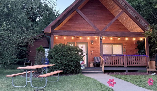 Cozy American themed 3-bedroom cabin by Three Bears Resort in Warrens