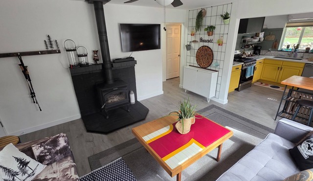 Cozy and quiet 2-bedroom cabin amongst towering pines in Prescott.