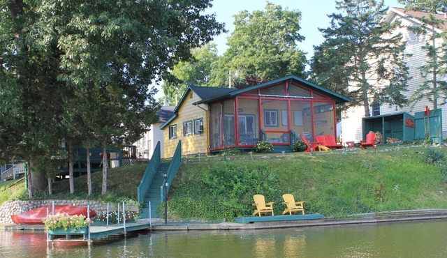 Cozy cabin w fab lake view. Late Aug open. Pontoon, fishing, campfire! Pets ok