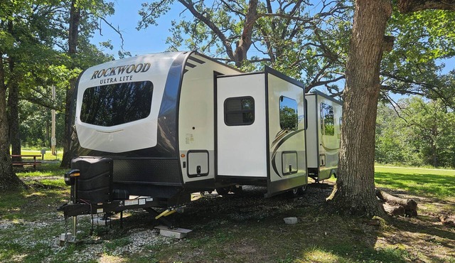 Cozy camper just out of Fair Play mo. with AC and heat near stockton lake. 1 bed