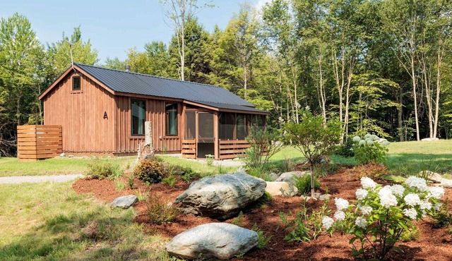 Cozy Chic Cottage with Covered Porch in Vermont